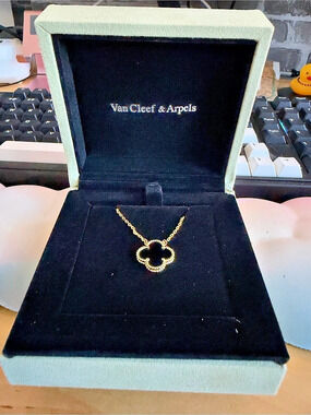 Van Cleef & Arpels Vintage Alhambra Pendant Gold-Tone Pendant Necklace Like New